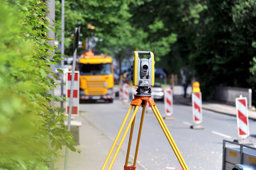 Vermessungsinstrument an einer Baustelle