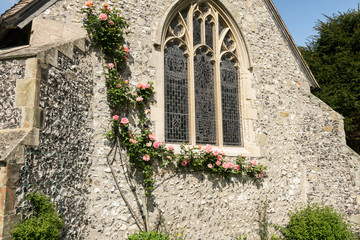 Chiesa di campagna con rose
