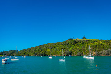 Obraz premium Sailing yachts in Waiheke Island, New Zealand. with a beautiful blue sky and magenta water in a sunny day