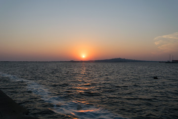 Atardecer en el puerto de montevideo. El sol cae sobre el horizonte en el cerro de Montevideo.