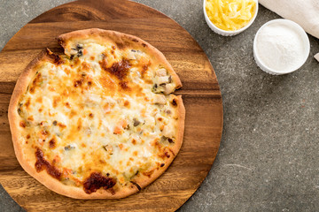 creamy mushroom pizza