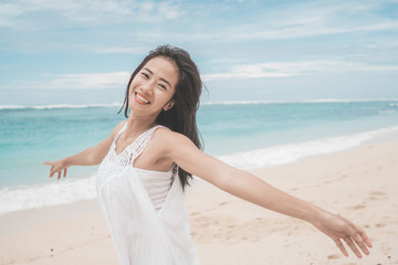 Fototapeta na wymiar excited woman on The Beach