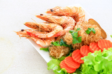 Shrimps with vermicelli served with fresh vegetables as a clean food.