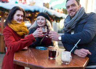 Freunde und Kollegen stoßen gemeinsam mit Glüghwein an
