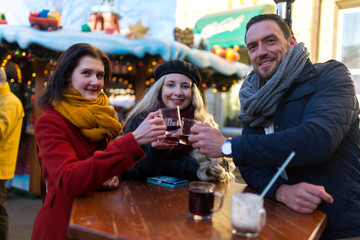 Freunde und Kollegen stoßen gemeinsam mit Glüghwein an