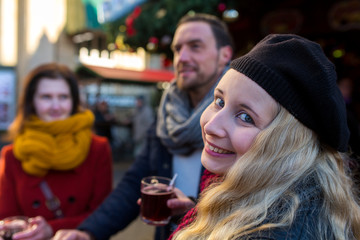 Freunde haben Spaß beim Apres ski und trinken Glühwein