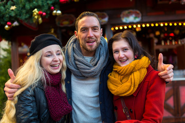 Mann trinkt einen Glühwein auf dem Weihnachtsmarkt