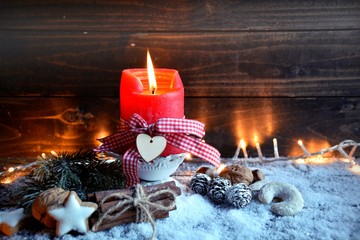 Weihnachtlicher Hintergrund - Adventskerze mit Gebäck