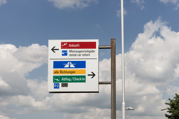 Hinweisschild am Flughafen