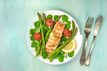 Grilled salmon with asparagus and green salad