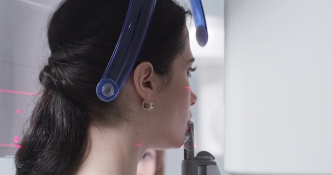 Examination of the patient's jaw using a laser