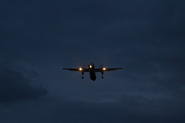 Fototapeta na wymiar The plane lands at night