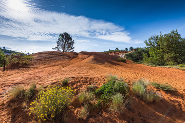Fototapeta na wymiar Overlooking red hills in Red Colorado park,France