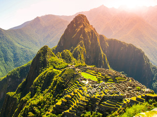 Die alte Inkastadt Machu Picchu wird von der Sonne beleuchtet. Ruinen der verlorenen Stadt der Inkas im peruanischen Dschungel. UNESCO-Weltkulturerbe, Peru, Südamerika.