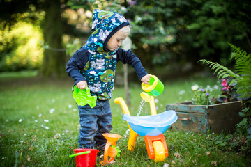 Kind hilft im Garten