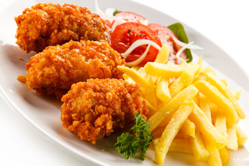 Fried chicken nuggets and vegetables 