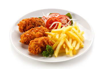 Fried chicken nuggets and vegetables 