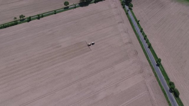 Traktor beim Pfl&uuml;gen / Spr&uuml;hen auf Feld Luftbildaufnahme