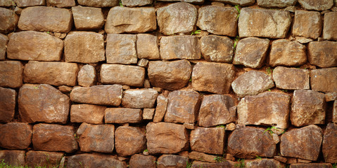 Wall assembled from a roughly processed natural stone