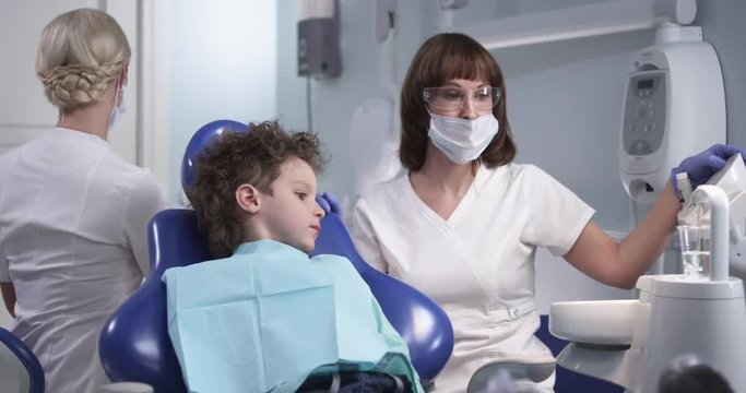 The child is not afraid of the dentist