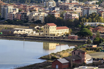 Fototapeta na wymiar CAGLIARI: Panorama delle saline di Molentargius, sullo sfondo si riconosce l'edificio 