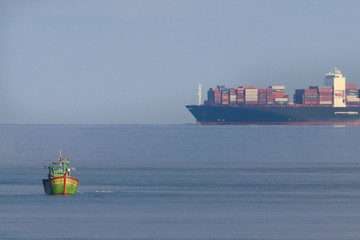 Porte conteneur et bateau de pêche asiatiaque