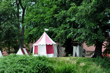 Mittelaltermarkt mit Mittelalter Zelten in der Natur