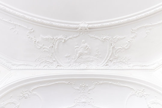 Plafond immeuble hausmannien avec moulures
