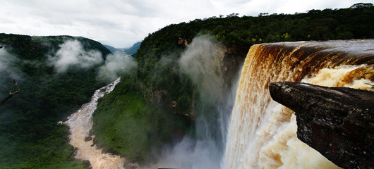 Obraz premium Kaieteur waterfall, one of the tallest falls in the world, potaro river Guyana