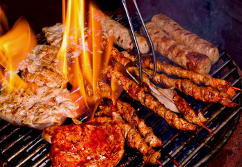 Gartengrill mit schmackhaften Fleisch und Bratwürste