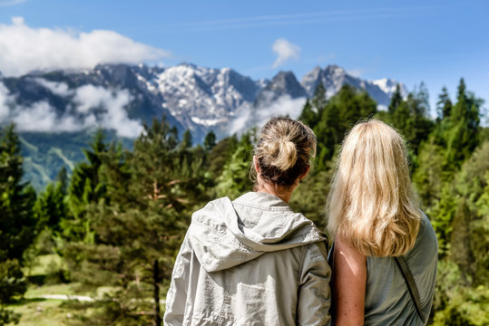 Zwei Frauen in den Bergen
