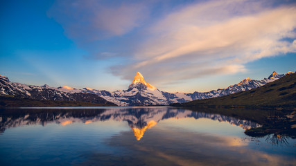 Farbenfrohes Sommerpanorama auf die Matterhornpyramide und den Stellisee. Wenige Minuten vor Sonnenaufgang. Große Juni-Outdoor-Szene in den Schweizer Alpen, Zermatt, Schweiz, Europa 2017