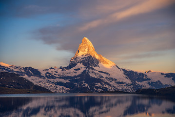 Farbenfrohes Sommerpanorama auf die Matterhornpyramide und den Stellisee. Wenige Minuten vor Sonnenaufgang. Große Juni-Outdoor-Szene in den Schweizer Alpen, Zermatt, Schweiz, Europa 2017