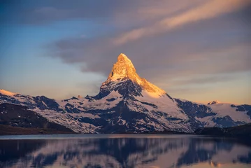 Küchenrückwand Plexiglas Matterhorn Farbenfrohes Sommerpanorama auf die Matterhornpyramide und den Stellisee. Wenige Minuten vor Sonnenaufgang. Große Juni-Outdoor-Szene in den Schweizer Alpen, Zermatt, Schweiz, Europa 2017