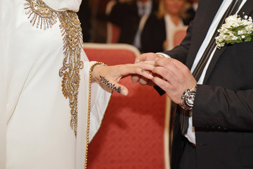 couple mariage oriental avec mains dessinée au henné passant la bague au doigt