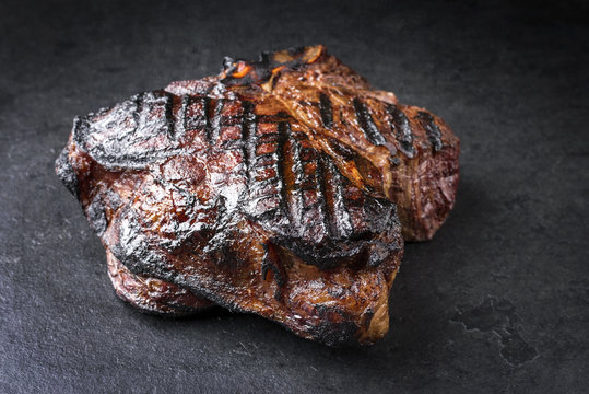 Barbecue dry aged Wagyu Porterhouse Steak als close-up auf schwarzer Schieferplatte
