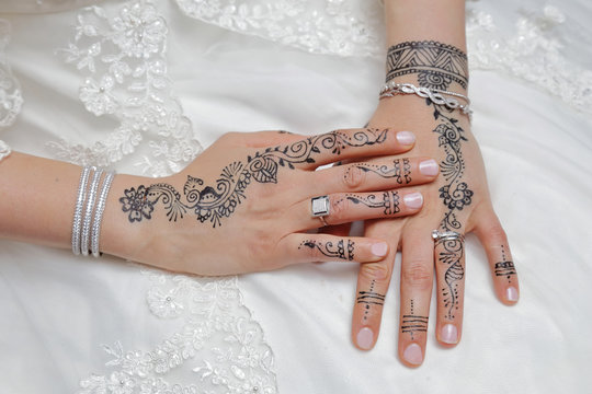 mains de femme mari&eacute;e tunisienne d&eacute;cor&eacute;e au henn&eacute;