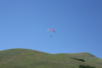 Parapendio in volo sulle montagne