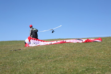 Parapendio a terra e deltaplano in volo