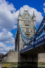 Fototapeta na wymiar Tower Bridge mit Wolken