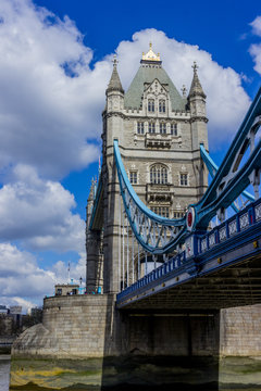 Tower Bridge mit Wolken