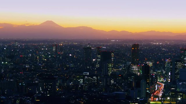 4K 東京タイムラプス　富士山と渋谷中心街　日没　トワイライトから夜景　大都会の眩しい明かり ティルトダウン