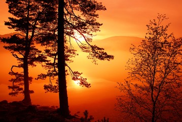 Obraz premium Die untergehende Sonne spiegelt sich im Wasser