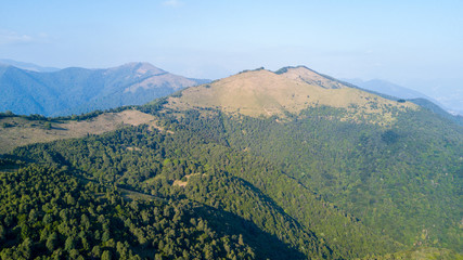 Vista aerea di un sentiero che porta sul Monte Boletto, Alpi, nei pressi del lago di Como. Como,...
