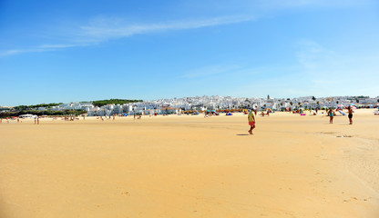 Vista panorámica de la Playa de los Bateles en Conil de la Frontera, España
