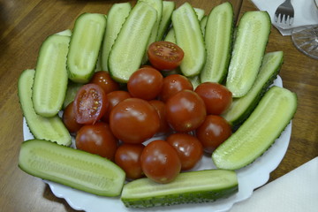 Овощная тарелка на столе