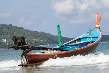 Obraz premium Empty boat in the waves on the sea