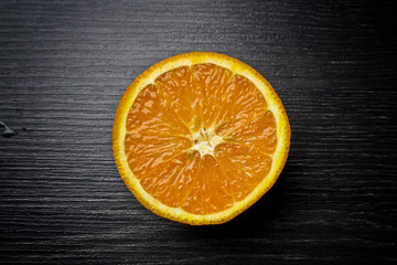Orange halbiert auf dunklem Untergrund
