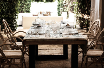 Tisch,gedekt,Glasgeschirr,Teller,Gläser,Stimmung,Gäste,Holzstühle,eingedeckt,Natur,Holztisch,Garten,