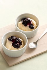 バニラアイス（ブルーベリーソースがけ）